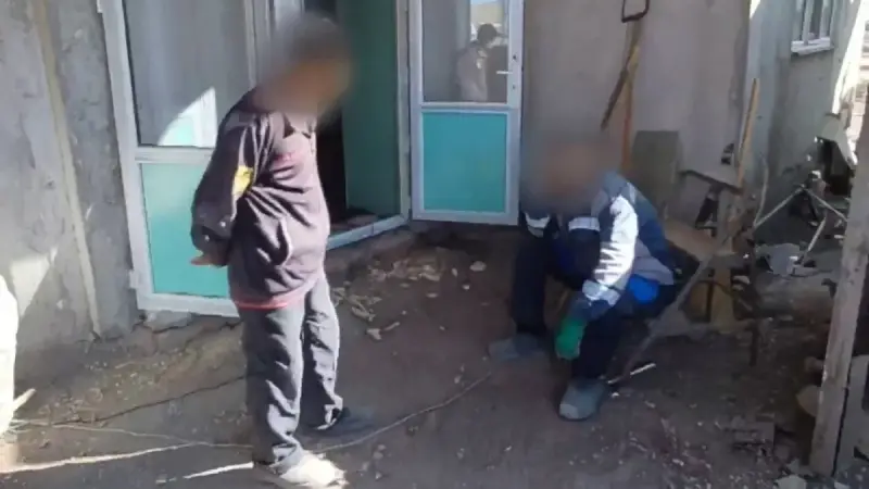 «Құлдықта ұстаған ба»? Қарағанды облысында үш өзбек азаматын заңсыз жұмысқа тартқан зейнеткер қамалды (ВИДЕО)