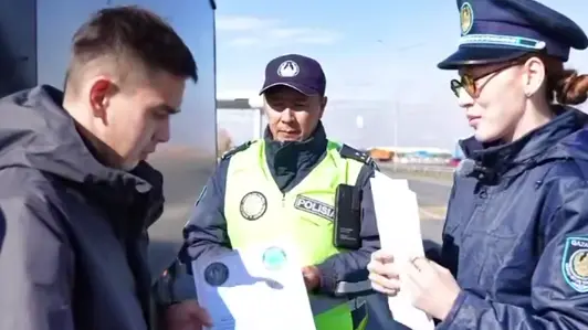 Абай облысында бес жыл бойы жол ережесін бұзбаған жүргізушілер марапатталды