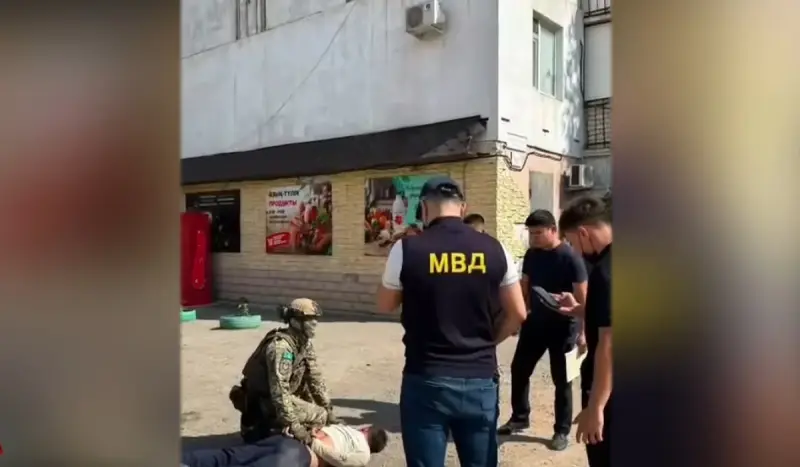 Шантаж и угрозы: в Актобе и Хромтау задержали вымогателей