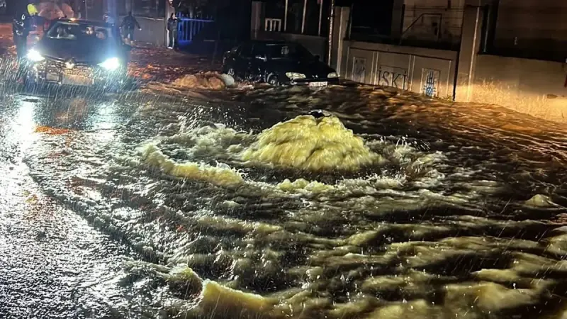 Стамбул ушёл под воду: мощный шторм унёс жизни двух человек
