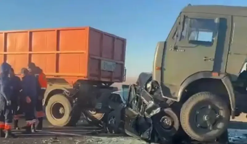 Екі жүк көлігінің ортасында қалған