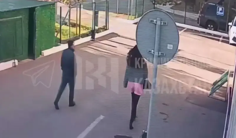 Схватил за ягодицы и ушел