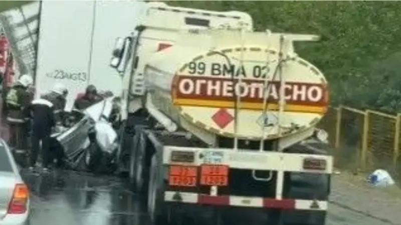 Түркістан облысында үш көлік соқтығысып, екі адам жарақат алды