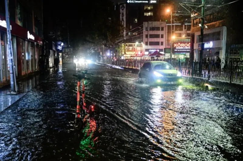 Стамбул ушел под воду: мощный ливень унес жизни людей и закрыл школы