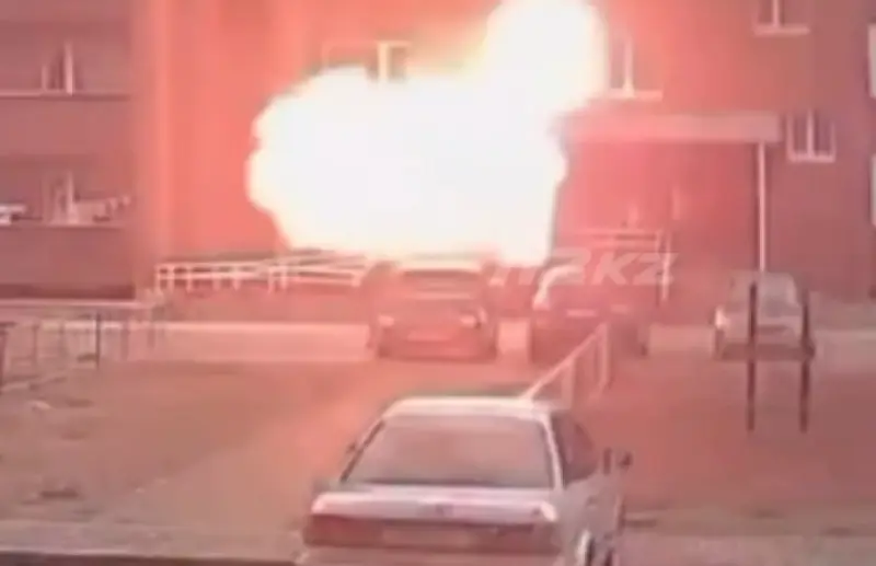 Взрыв газового баллона на балконе многоэтажки попал на видео в Семее