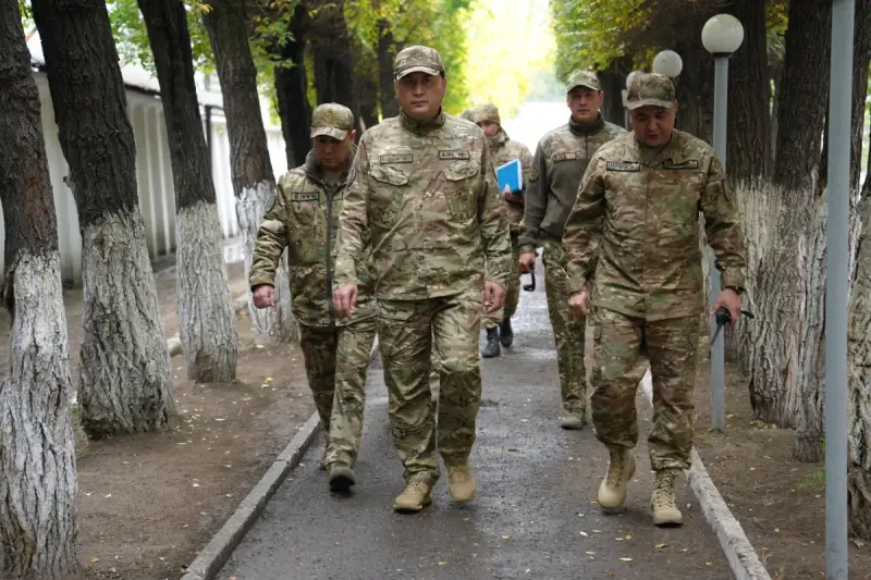Главнокомандующий Нацгвардией проверил условия службы солдат в Семее (ВИДЕО)