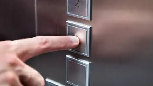 Астанада мас ер адам лифтіні бүлдіріп, бөтен пәтерге кіріп кеткен