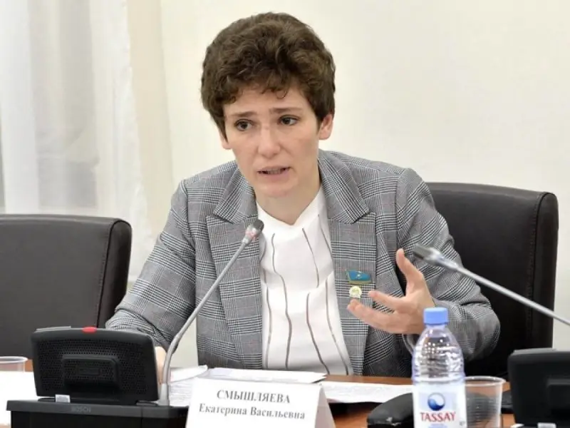 В Курултае депутат от партии "Әділет" Екатерина Смышляева обсудила с гражданами реформу ЖКХ (ВИДЕО)