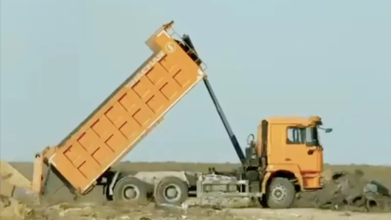 В Актау водителя грузовика оштрафовали за незаконный выброс мусора