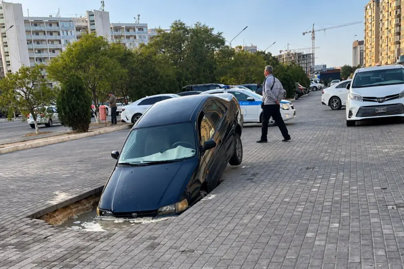 Ақтауда жол опырылып, көлік су толған шұңқырға түсіп кетті
