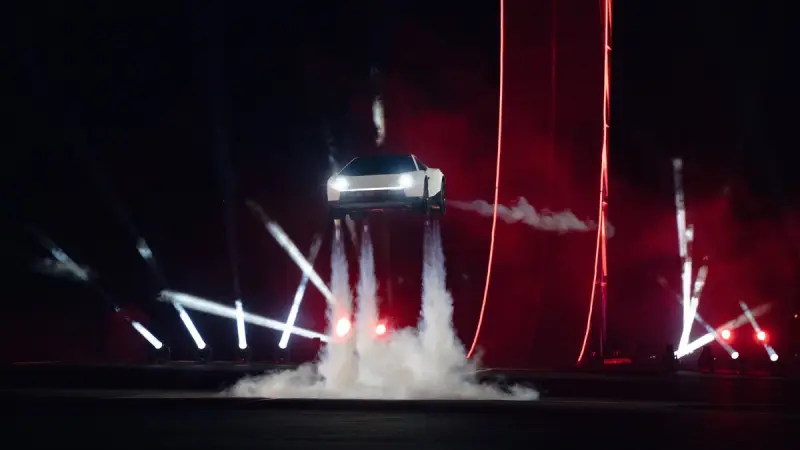 «Летающие машины реальны»!: Tesla показала Roadster, который перелетает через другие автомобили