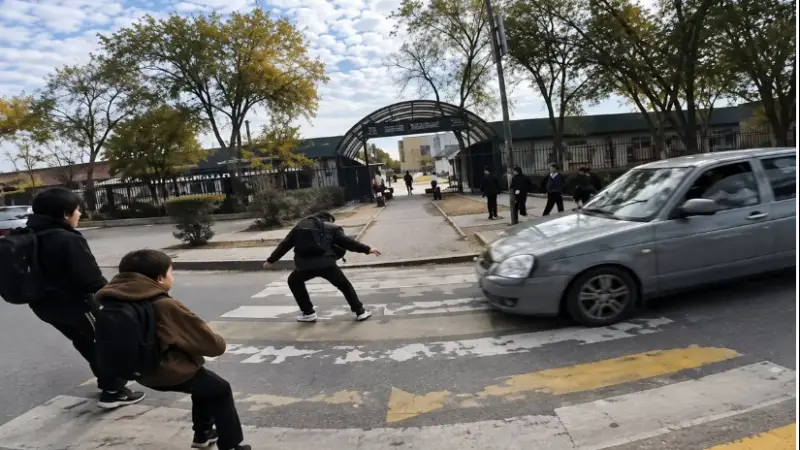 Ақтауда жаяу жүргіншілер жолағынан өтіп бара жатқан 11 жастағы оқушыны көлік қағып кетті