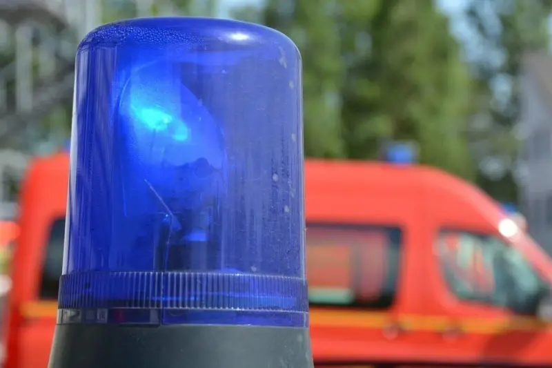Мужчину достали из трехметровой траншеи с помощью экскаватора в Астане (ВИДЕО)