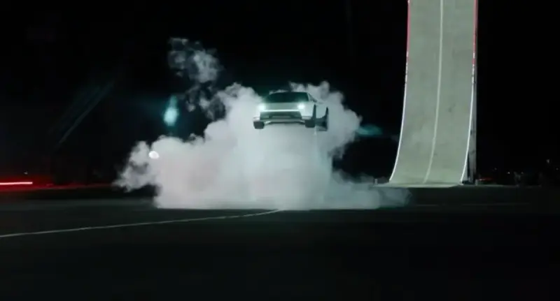 Илон Маск показал летающую Tesla, которая переворачивается в воздухе (ВИДЕО)