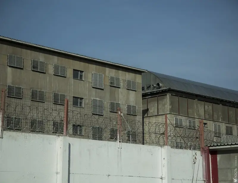 В колонии Атбасара погиб заключённый за несколько дней до освобождения: родные не верят в версию суицида