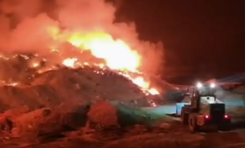 Близ Алматы тушат крупный пожар на незаконной свалке