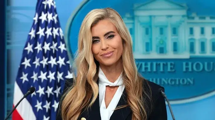 Трамп Ақ үйдің баспасөз хатшысын тағайындалғаннан кейін бес күн өткен соң жұмыстан шығарды