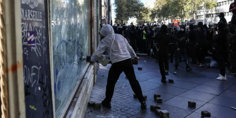 Во Франции вспыхнули протесты против дороговизны