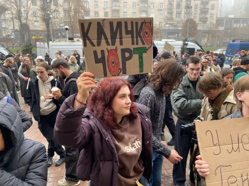 В Киеве сотни людей вышли на митинг с требованием отставки Кличко