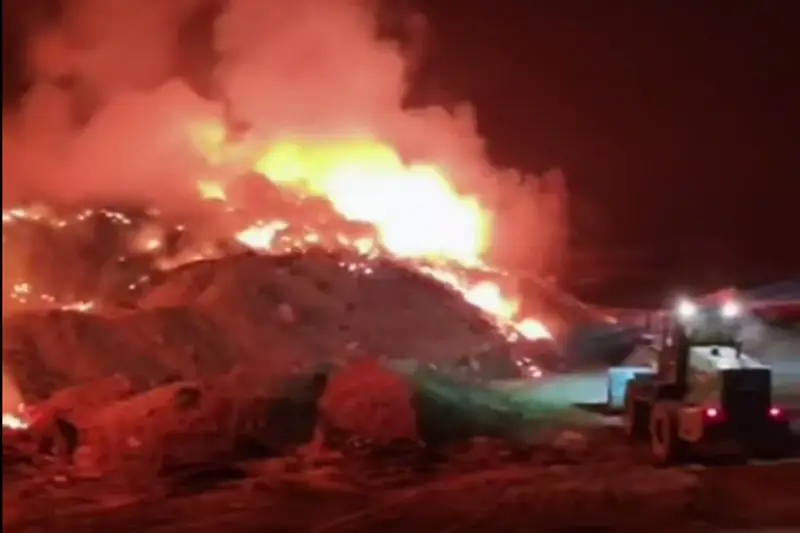 Гигантская свалка горит в бесхозном карьере в Алматинской области (ВИДЕО)
