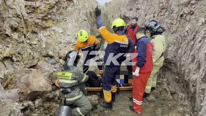 Мужчину спасли из трехметровой траншеи в Астане