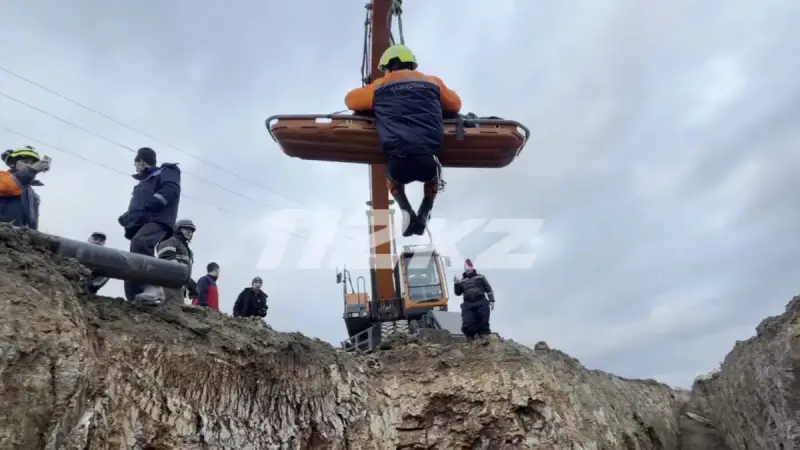 Астанада үш метрлік орға құлап кеткен ер адамды құтқарушылар экскаватормен алып шықты