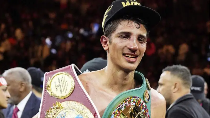 Непобеждённый боксёр потерпел первое поражение в карьере от чемпиона WBC