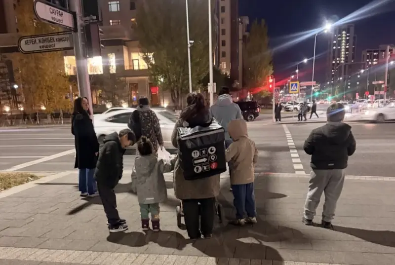 Маму-курьера с пятью детьми заметили в Астане