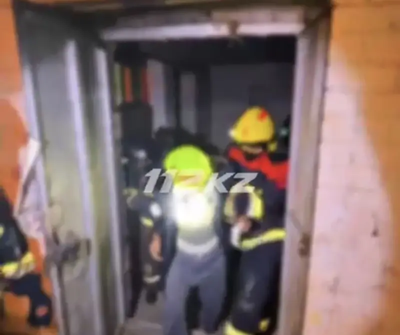 Ақтөбеде үш қабатты үй өртенді: бес адам құтқарылды