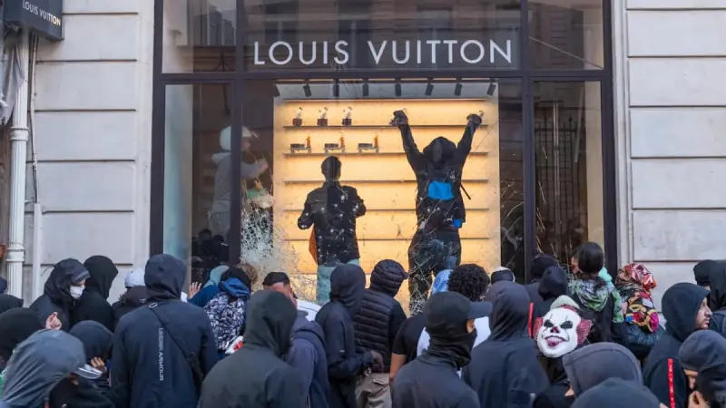 Участники беспорядков разграбили магазины Louis Vuitton и Dior во Франции