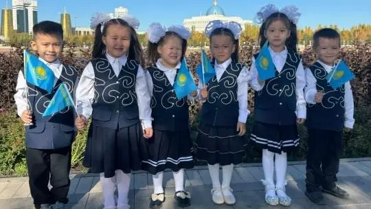 Елордалық балабақша бүлдіршіндері Республика күніне ән арнады