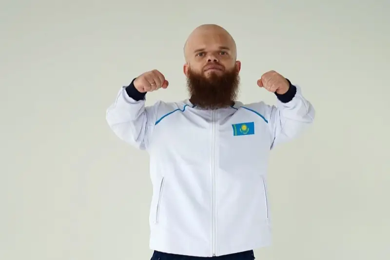 "Көздерінен шынайы махаббат көрінеді": Қазақстандық чемпионның жұбайымен түскен суреті елді сүйсінтті
