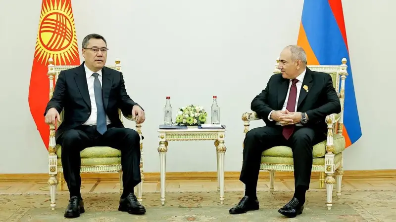 Жапаровты Қазақстан Президенті деп шатастырғаннан кейін Пашинян хаттама басшысын қызметтен босатты