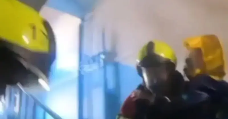  Алматыда құтқарушылар өртеніп жатқан пәтерден баланы алып шықты 