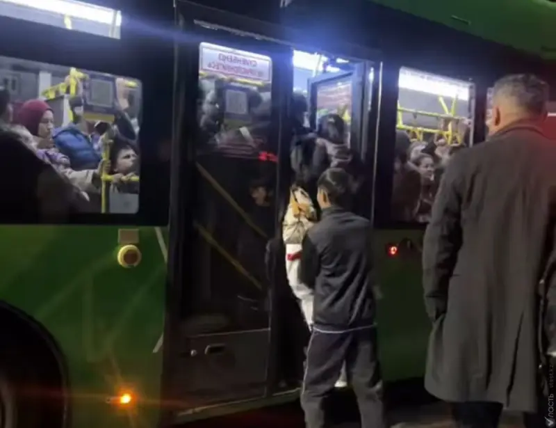 Жолаушыны итеріп кіргізген: Алматы әкімдігі автобустарға қатысты мәлімдеме жасады