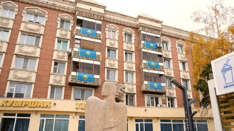 Более 200 флагов Казахстана украсили балконы домов в Астане ко Дню Республики