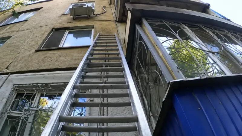 Два пожара за утро: В Уральске спасли женщину, под Алматы сгорели дом и баня