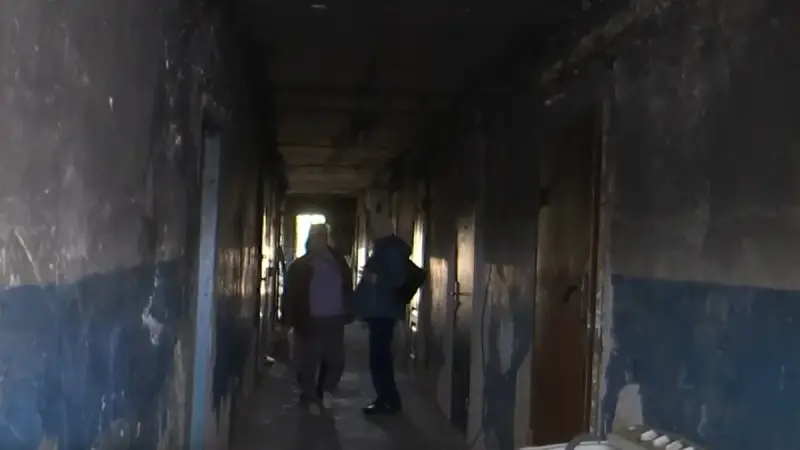 Четыре пожара за две недели: жители общежития в Актобе боятся нового возгорания
