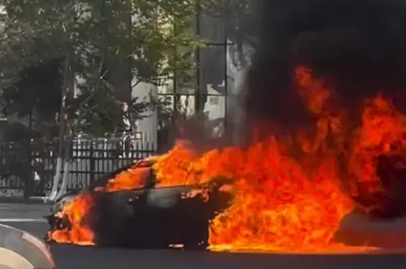 Ақтауда автокөлік толығымен өртеніп кетті