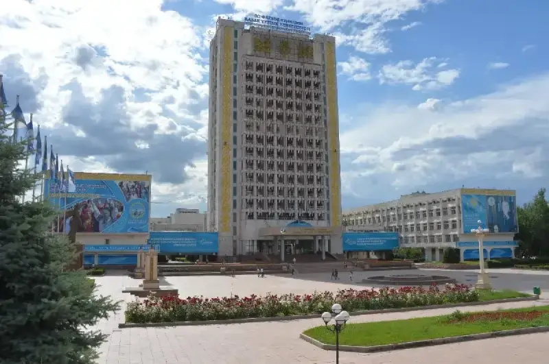 ҚазҰУ-дағы шу: 38 жыл еңбек еткен оқытушы дәріс үстінде жұмыстан босатылды (ВИДЕО)