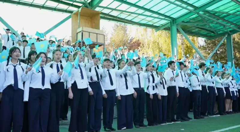 Школьники Алматы приняли участие в праздновании Дня Республики