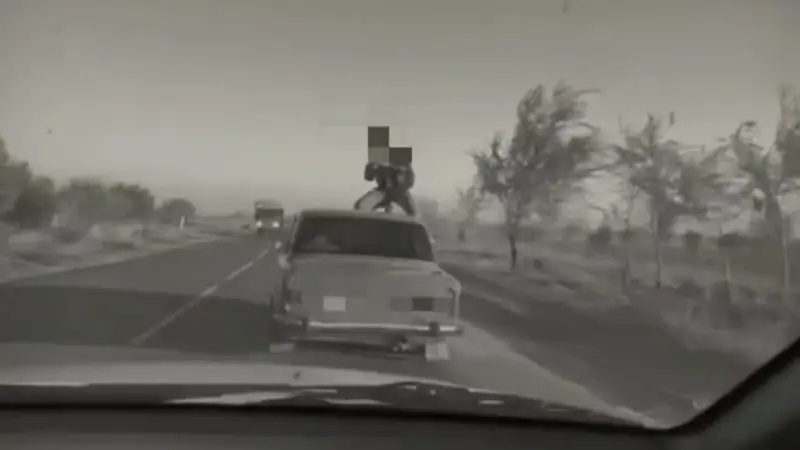 Залез на крышу машины ради видео