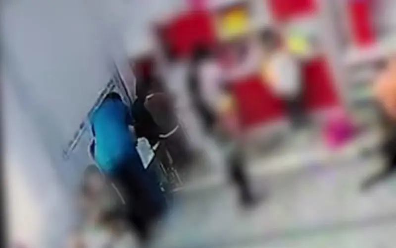 Сотрудница детсада попала на видео во время избиения ребёнка: полиция начала расследование