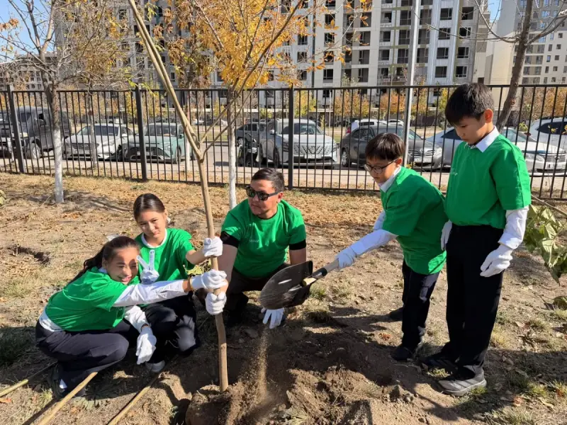Алматы оқушылары қайта өңдеуге жарамды қалдықтарды жинап, ағаш екті