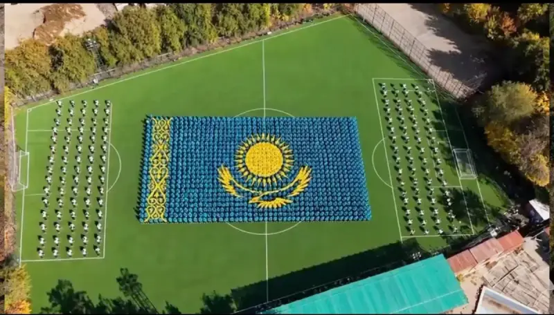 Алматылық 2 мың оқушы Республика күніне арналған жаңа әнді орындады