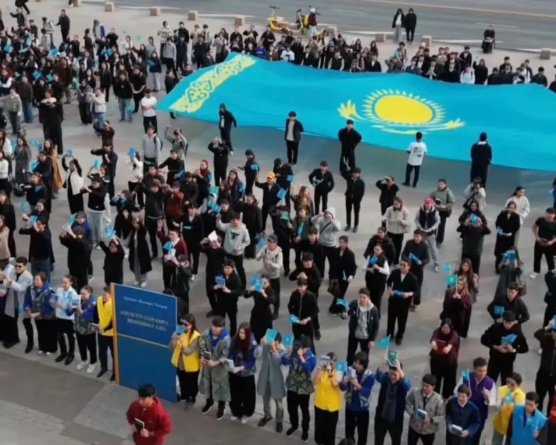 Флешмоб молодых алматинцев ко Дню Республики
