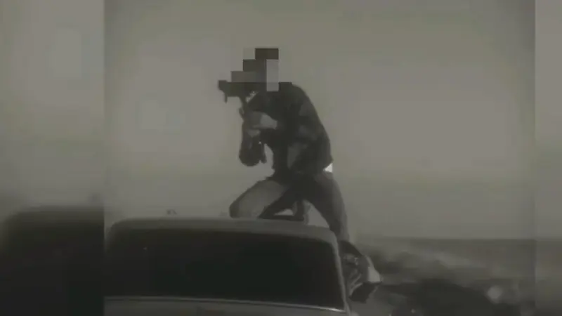 Әсерлі видео үшін жүріп бара жатқан көлік төбесіне шыққан: Түркістан облысында екі азамат жауапқа тартылды