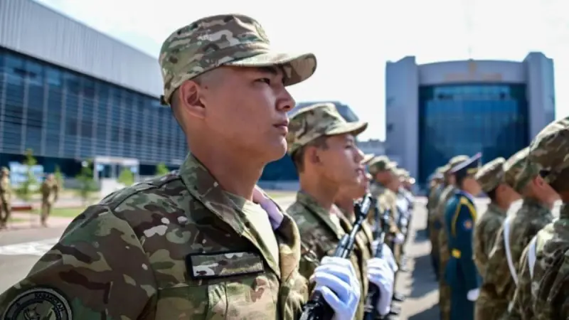 Қазақстанда әскерге шақырылғандар алғашқы алты айда не істейді? Шетел тәжірибесі қандай?
