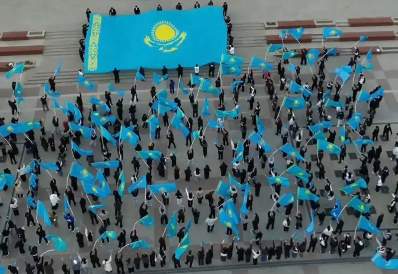 Молодые алматинцы приняли участие во флешмобе ко Дню Республики