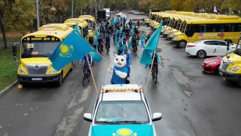 «Көк Туым – мақтанышым!»: Алматыда Республика күніне орай патриоттық велошеру өтті